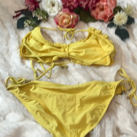 The perfect yellow bikini! - Picture 4 of 4